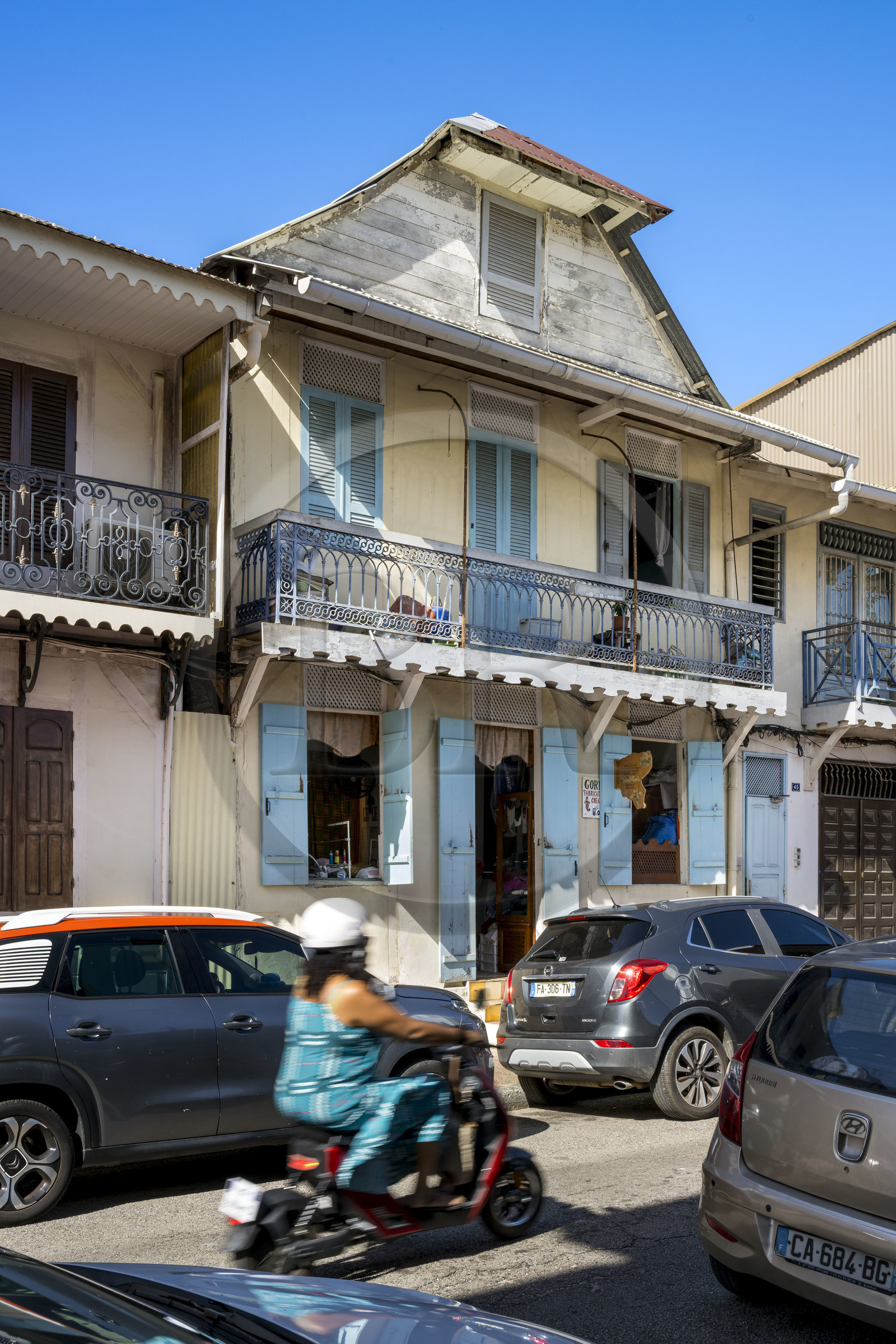 France, Guyane, Cayenne, rue Christophe Colomb dans la vieille ville, magasin atelier Gorée couture dans une maison traditionnelle de style colonial
