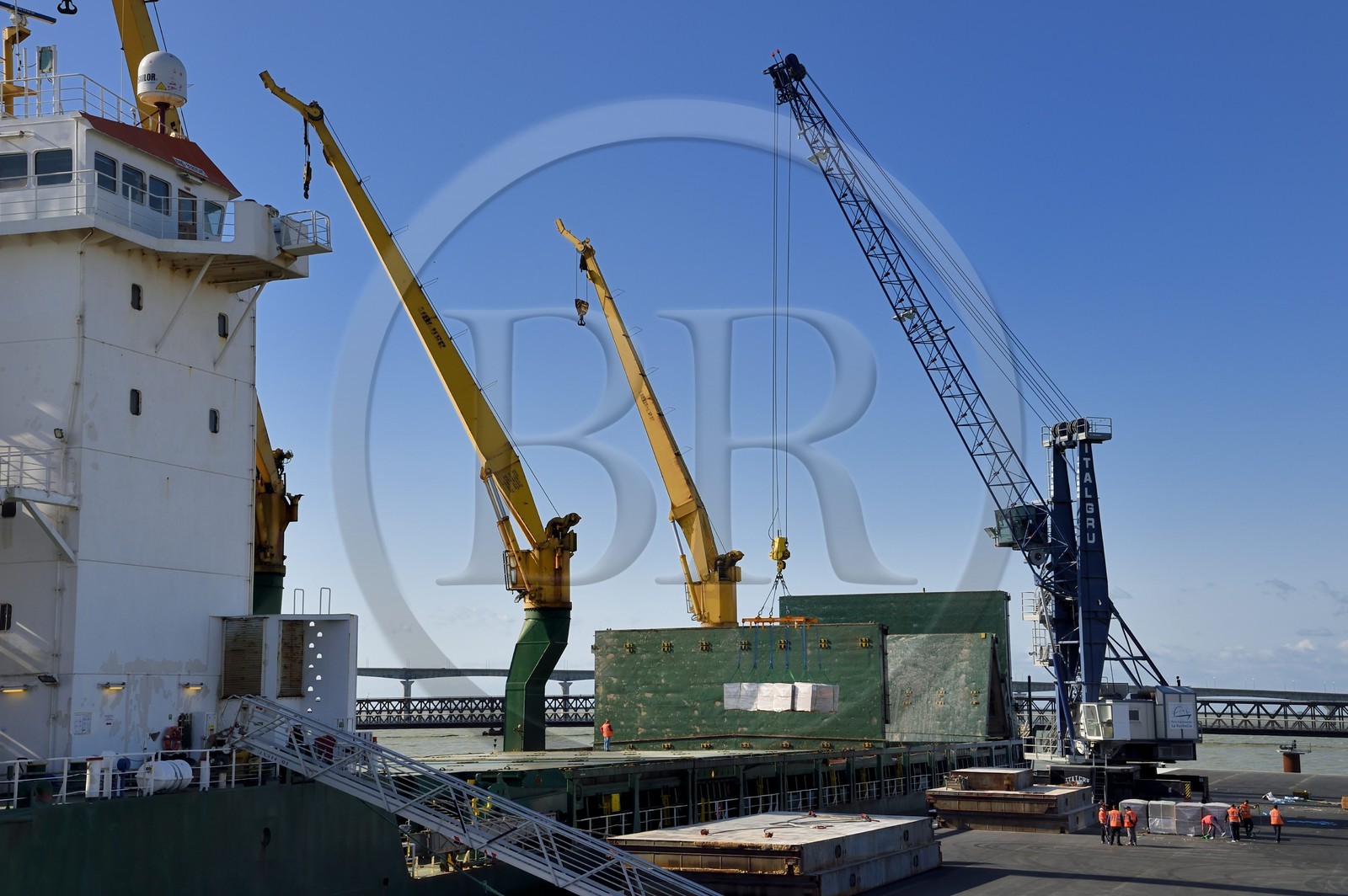 France, Charente-Maritime (17), La Rochelle, le Port Atlantique La Rochelle, port de commerce, déchargement d'un cargo sur les quais dépendant de la société Sica Atlantique, le pont de l'Ile de Ré en arrière plan