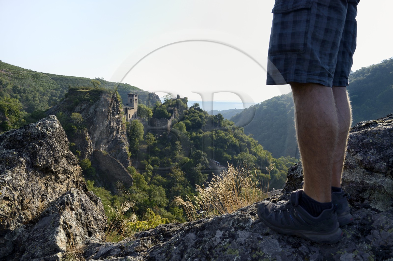 France, Loire (42), Parc Naturel Régional du Pilat, Malleval, cité médiévale accrochée à un éperon rocheux dominant les gorges du Batalon dans le massif du Pilat