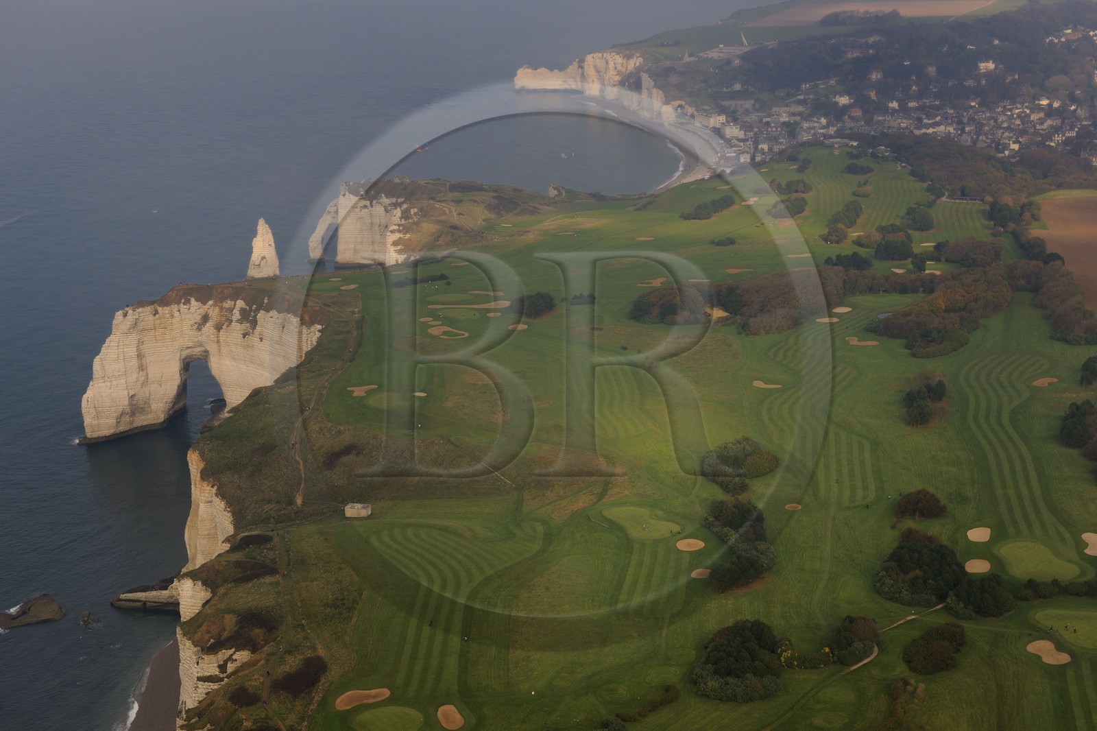 France, Seine-Maritime (76), Pays de Caux, Côte d'Albâtre, Etretat, les falaises d'Aval et le golf (vue aérienne)