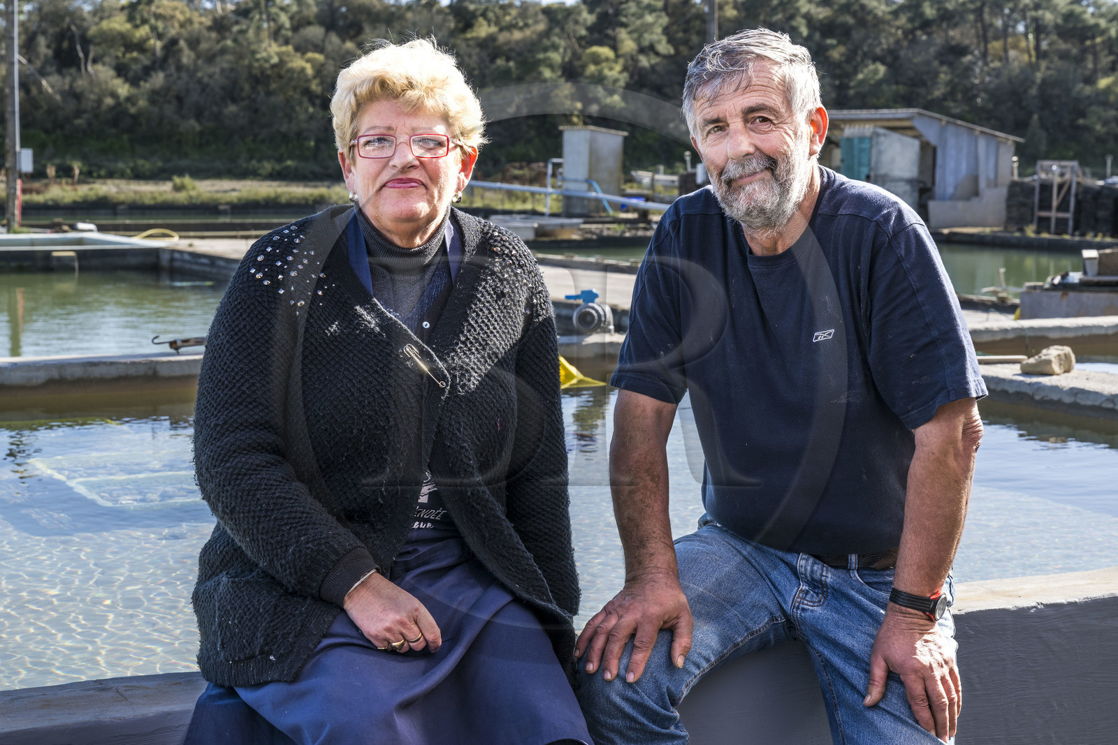 France, Vendée (85), Talmont-Saint-Hilaire, port du village d'ostréiculteurs de la Guittière dans l'estuaire du Payré, l'ostréiculteur Patrick Guyau et son épouse