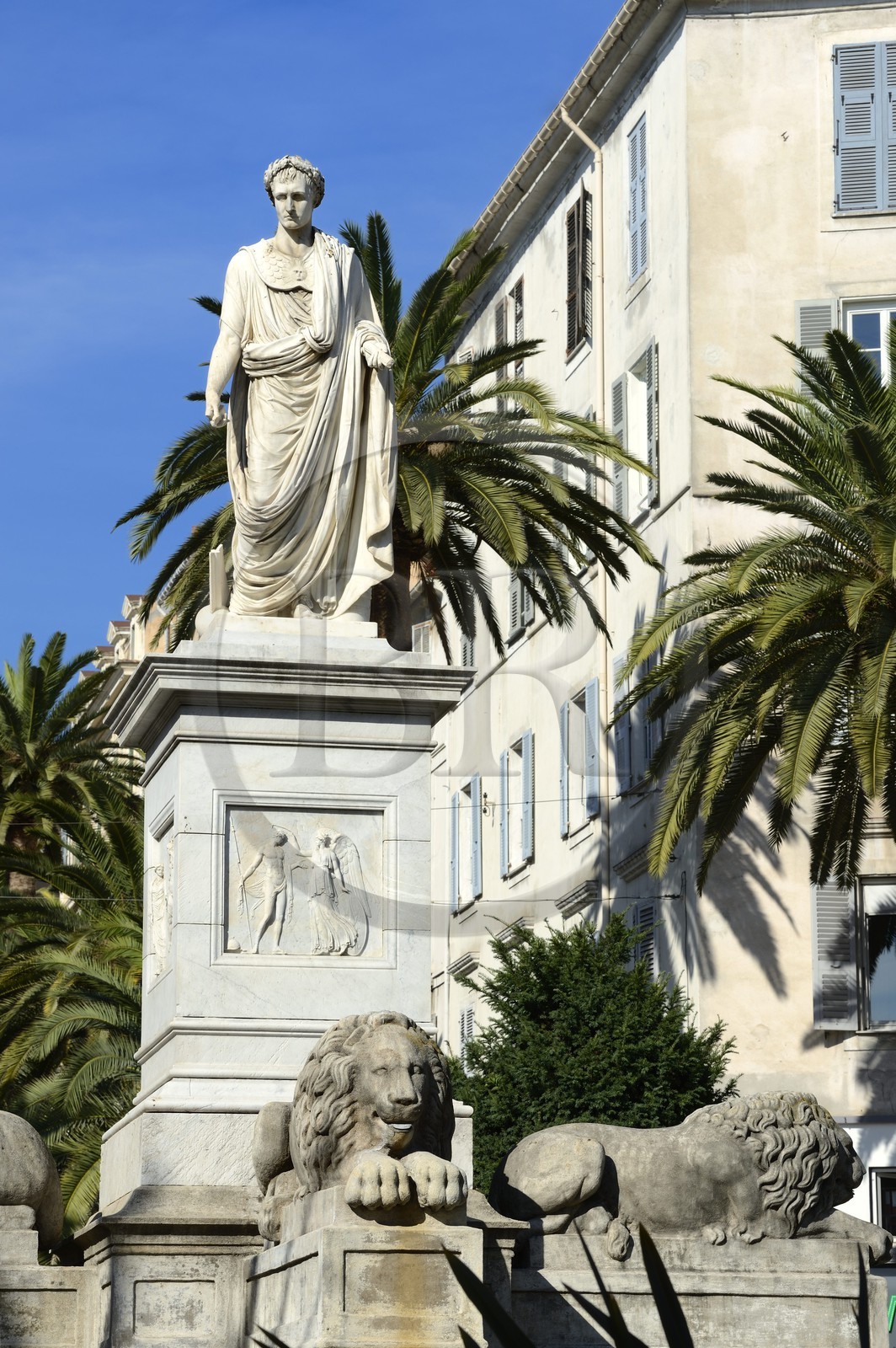 France, Corse-du-Sud (2A), Ajaccio, place du Maréchal Foch (Place des Palmiers), la statue de Napoléon Bonaparte en consul romain oeuvre du sculpteur Massimiliano Laboureur