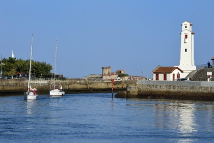 France, Pyrénées-Atlantiques (64), Pays-Basque, Saint-Jean-de-Luz, le port de pêche, le phare du port construit par André Pavlovsky et classé monument historique à l'entrée du port