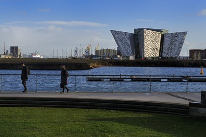 Royaume-Uni, Irlande du Nord, Belfast, le nouveau quartier Titanic Quarter de Queen's Island et le centre Titanic Belfast Experience en arriere plan