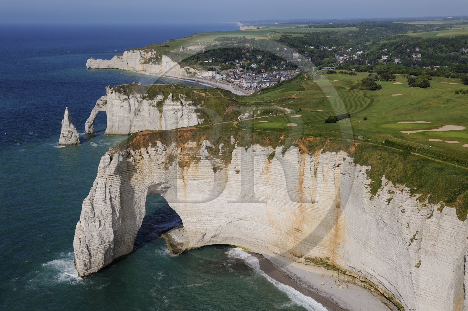 France, Seine-Maritime (76), Pays de Caux, Côte d'Albâtre, Etretat, les falaises d'Aval, l'Aiguille Creuse et le golf (vue aérienne)