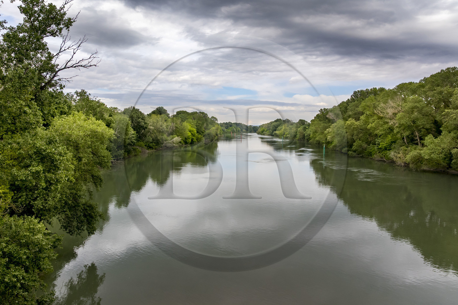 France, Gard (30), Saint-Gilles du Gard, le Petit Rhone, un des deux bras du delta du Rhone, il marque la limite Ouest de la Camargue (vue aérienne)