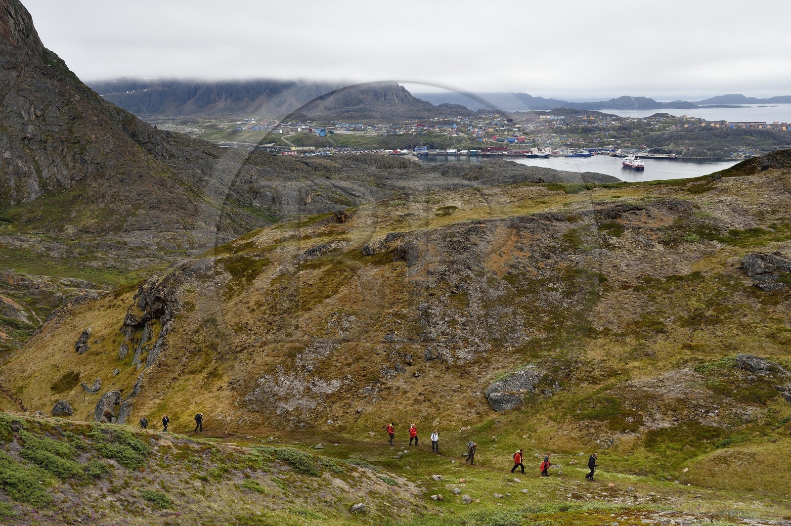 Groenland, région du centre ouest, Sisimiut (autrefois Holsteinsborg) et la baie de  de Kangerluarsunnguaq, randonneurs sur la montagne de Palasip Qaqqaa, Sentier Præstefjeldet