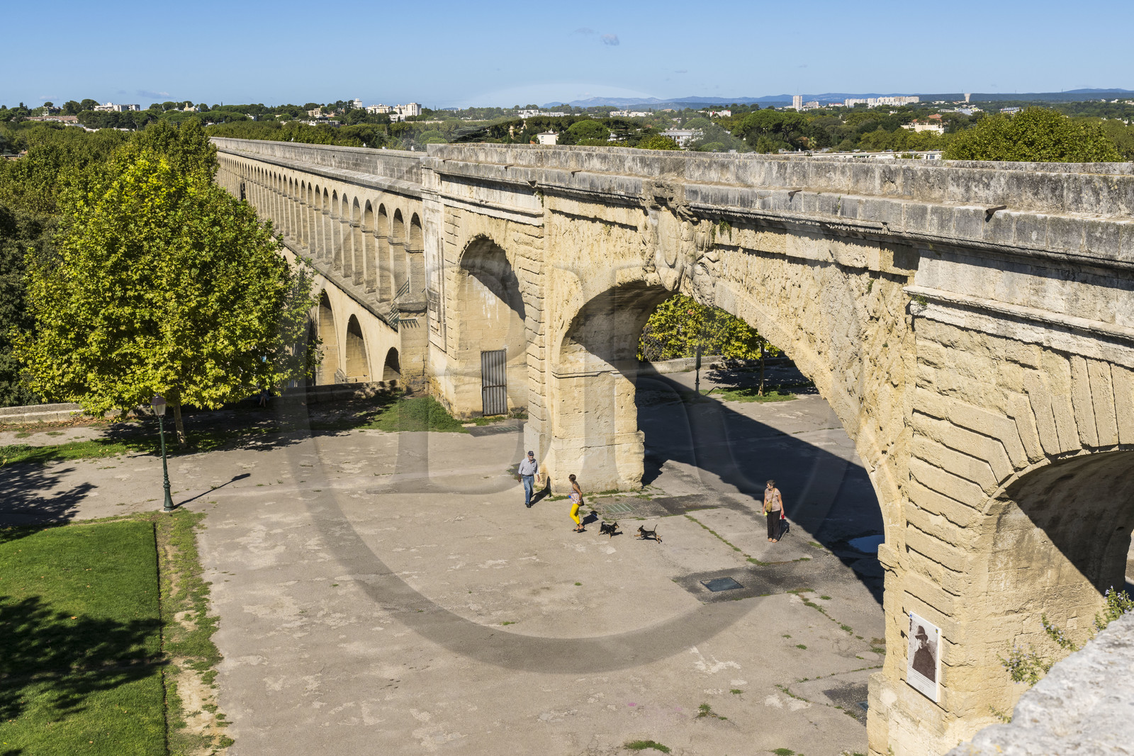 France, Hérault (34), Montpellier, l'aqueduc Saint-Clément bâti entre 1753 et 1765 afin d'alimenter la ville en eau et photo du resistant Jean Moulin au premier plan