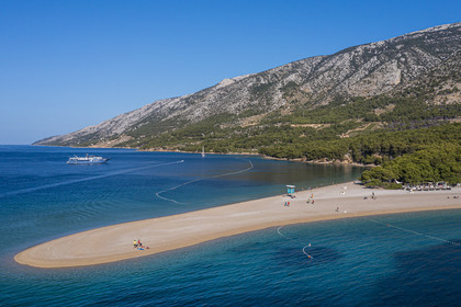 Croatie, Dalmatie, cote dalmate, Ile de Brac, Bol, la plage de Zlatni Rat ou Corne d'or (vue aérienne)