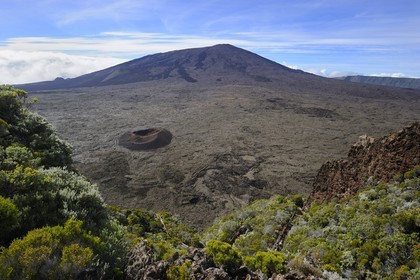 France, île de la Réunion, volcan du Piton de la Fournaise, classé Patrimoine Mondial de l'UNESCO, le cratère Formica Léo au premier plan et le cratère Dolomieu dans l'Enclos