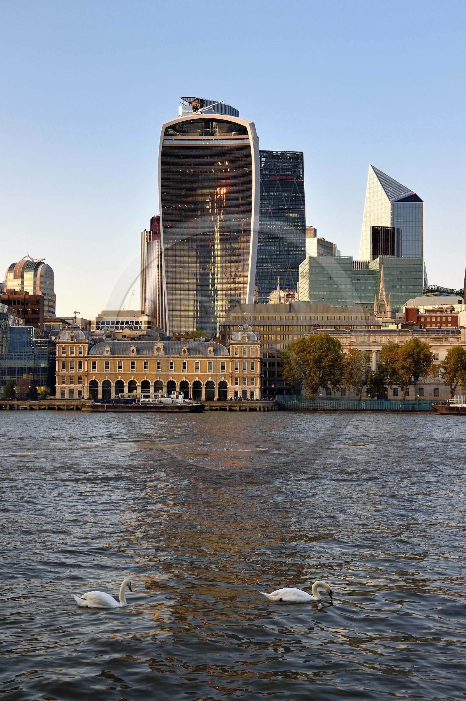 Royaume-Uni, Londres, les rives de la Tamise, la City avec ses gratte-ciel, la tour dénommée le Talkie Walkie conçue par l'architecte Rafael Vinoly