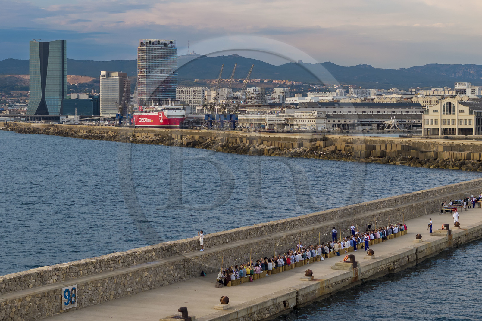 France, Bouches-du-Rhône (13), Marseille, Zone Euroméditerranée, grand port maritime de Marseille (GPMM), la digue du large, convives attablés à une grand table de banquet dressée par le chef Emmanuel Perrodin dans le cadre des Diners Insolites, la tour CMA CGM et tour La Marseillaise en arrière plan (vue aérienne)