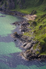 Royaume-Uni, Ecosse, Hébrides intérieures, Ile de Islay, la côte escarpée au sud de Port Ellen (vue aérienne)