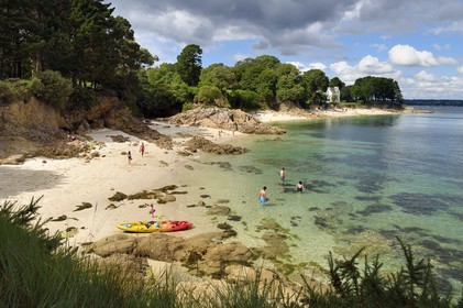 France,  Finistère (29), Fouesnant, le littoral entre le Cap Coz et la Pointe de Beg Meil, plage que longe le sentier cotier