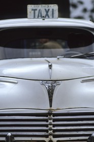 Vietnam, province de Lam Dong, Dalat, vieille voiture Peugeot 203 utilis