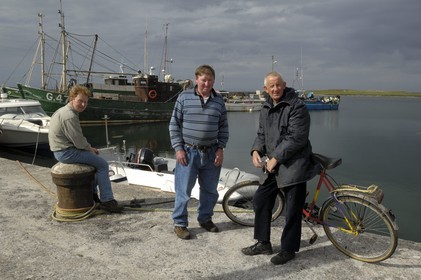 Irlande, Comté de Galway, Aran Islands, Inishmore, petit port dans la baie de Killeany