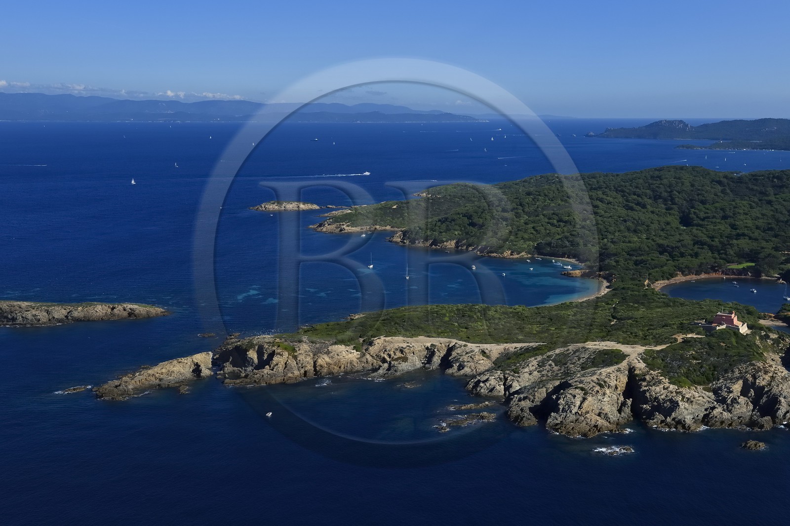 France, Var (83), Iles d'Hyères, parc national de Port Cros, Ile de Porquerolles, le Fort du Grand Langoustier au premier plan à droite (vue aérienne)