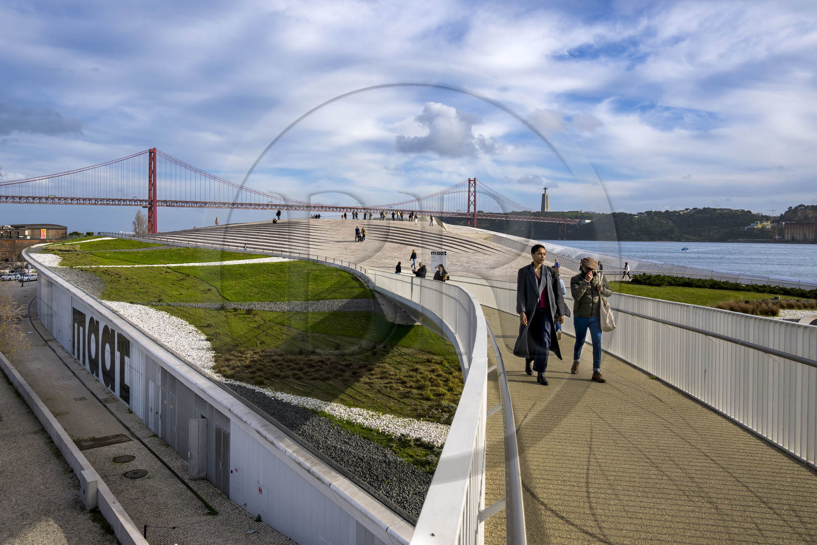 Portugal, Lisbonne, quartier de Belem, MAAT (Musée d'Art, Architecture et Technologie ou Museu de Arte, Arquitetura e Tecnologia) sur les bords du Tage, inauguré en 2016 et conçu par l'architecte britannique Amanda Levete, le pont Ponte 25 de Abril en arrière plan