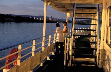 Hongrie, comté de Komarom-Esztergom, à la frontière slovaque, Esztergom à bord d'un bateau de croisière