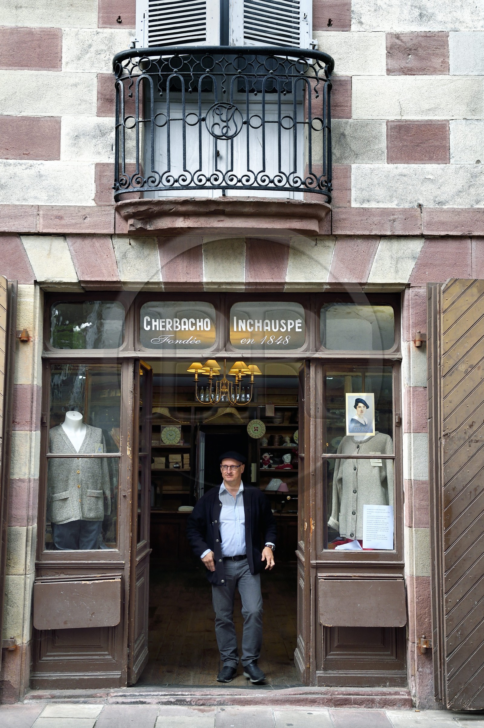 France, Pyrénées-Atlantiques (64), Pays-Basque, Saint-Jean-Pied-de-Port, Bixente Inchauspé, directeur du magasin de linge basque Cherbacho -Inchauspé et ancien banquier