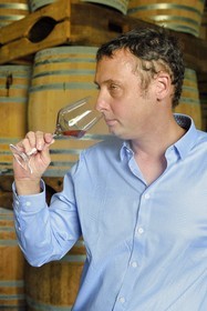 France, Ile de la Reunion, Saint Pierre, domaine de la distillerie Isautier, vieillissement des rhums vieux dans les chais entre 6 et 14 mois en futs neufs puis plusieurs années ensuite par lot en futs roux, Cyril Isautier directeur de la branche rhums et punchs du groupe Isautier