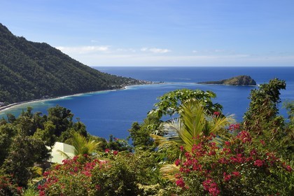 Caraïbes, Ile de la Dominique, baie de Soufrière, Soufrière, hotel Jungle Bay et la péninsule de Cachacrou en arrière plan
