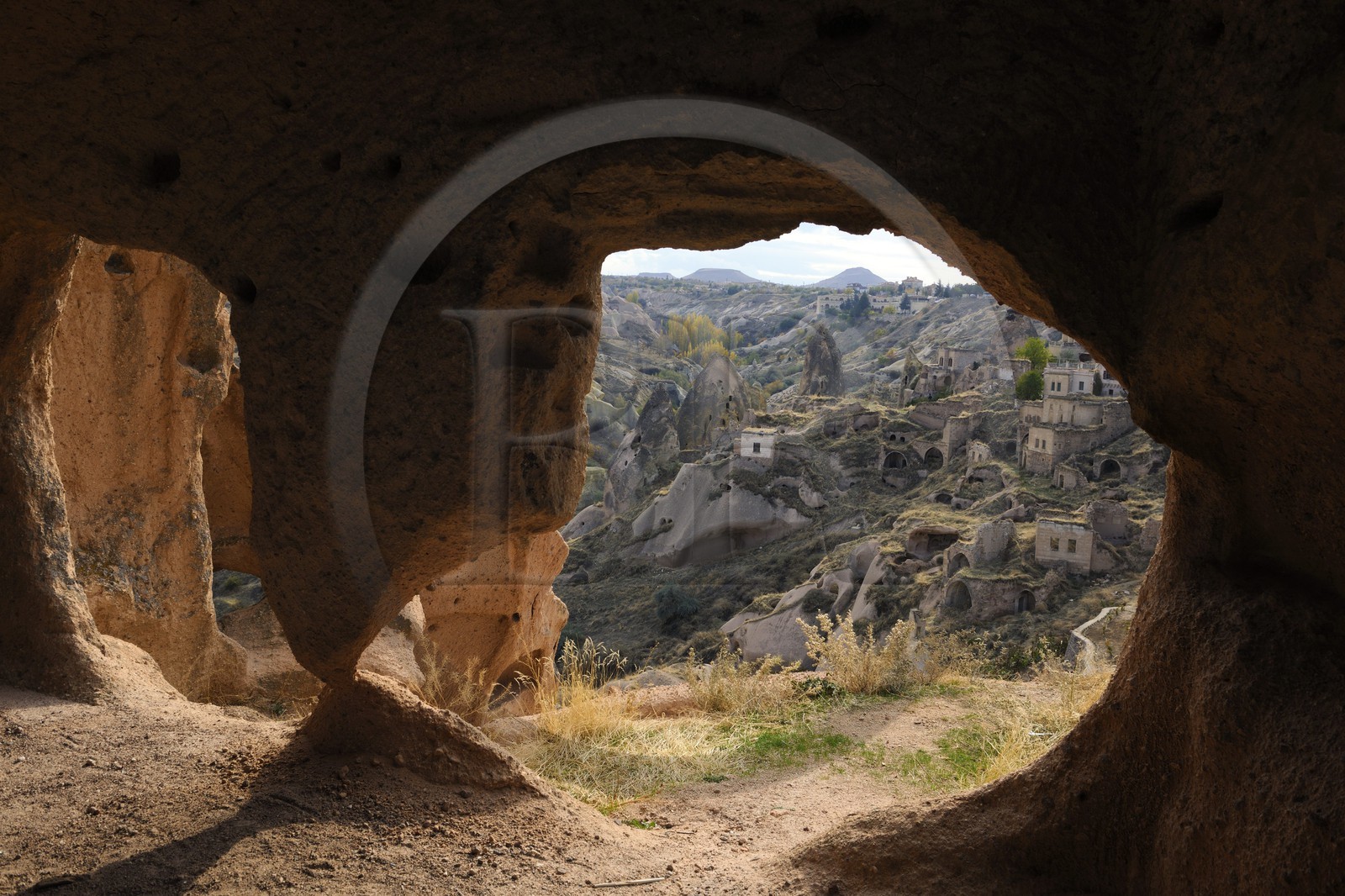 Turquie, Anatolie Centrale, province de Nevsehir, Cappadoce classée Patrimoine Mondial de l'UNESCO, village d' Uçhisar et la vallée des Piegeonniers (Güvercinlik Vadisi) depuis une cheminée de fée aménagée en habitation