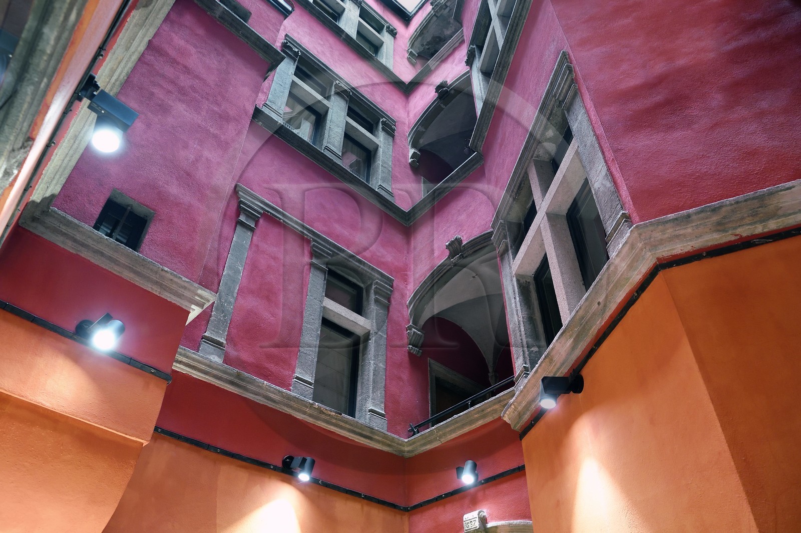 France, Haute-Loire (43), Le Puy-en-Velay, étape classée Patrimoine Mondial de l'UNESCO dans le cadre des chemins de Compostelle, place du Plot, Logis de Guyot de Licques, receveur du Roy (1597), abrite aujourd'hui une agence du Crédit Agricole