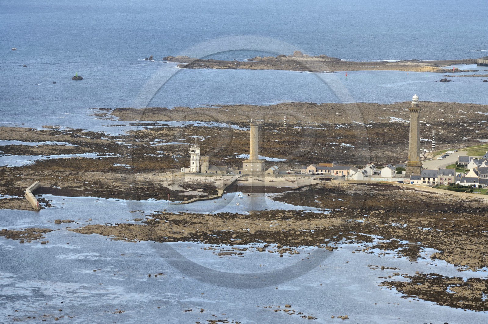 France, Finistère (29), Penmarc'h, Pointe de Penmarch, port Saint-Pierre, phare d'Eckmühl à droite, ancien phare et sémaphore à gauche (vue aérienne)