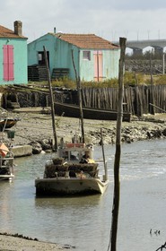 France, Charente-Maritime (17), Ile d'Oléron, le chenal d'Ors, chaland à huîtres dans le port ostréicole