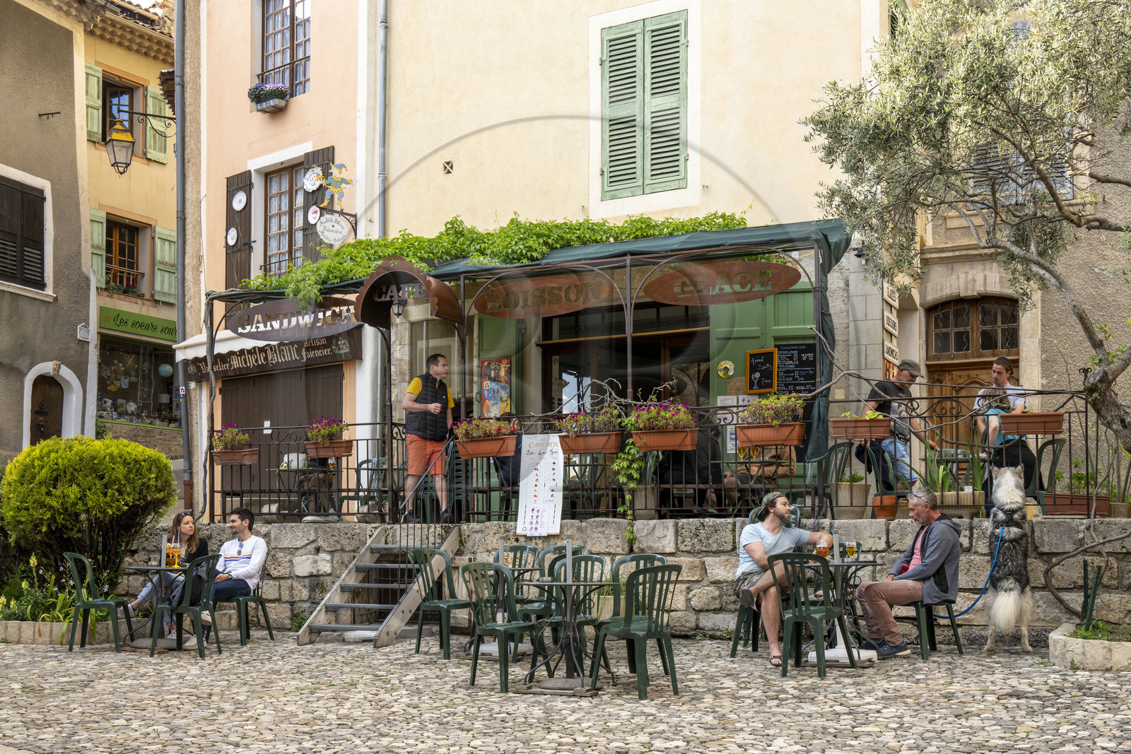 France, Alpes-de-Haute-Provence (04), Parc Naturel Régional du Verdon, Moustiers-Sainte-Marie, labellisé Les Plus Beaux Villages de France, terrasse de Café