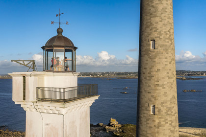 France, Finistère (29), Pays des Abers, Ile Vierge dans l'archipel de Lilia, le phare de l'Ile Vierge, le plus haut phare d'Europe avec 82,5 mètres, apéro avec vue sur l'estuaire de l'Aber Wrac'h depuis le sommet de l'ancien phare de 1845 transformé en écogite (vue aérienne)