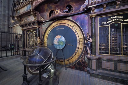 France, Bas-Rhin (67), Strasbourg, vieille ville classée au Patrimoine Mondial de l'UNESCO, la cathédrale Notre-Dame, bras sud du transept, l'horloge astronomique