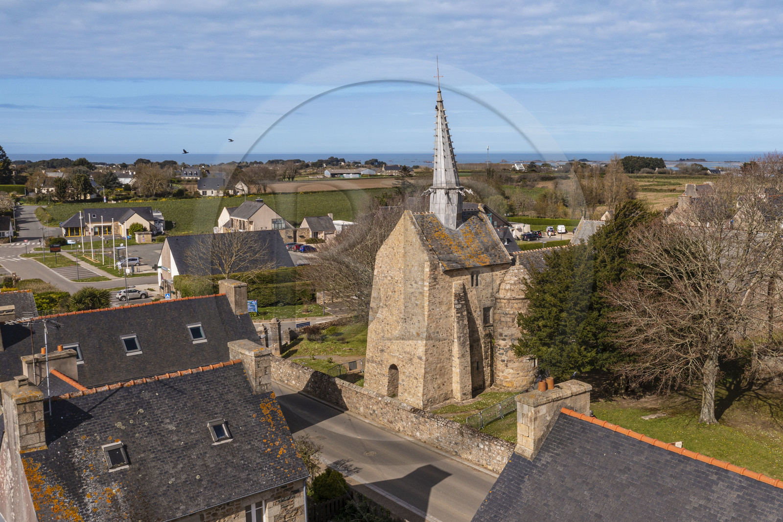 France, Côtes-d'Armor (22), Plougrescant, chapelle de Saint-Gonéry avec son clocher penché (vue aérienne)