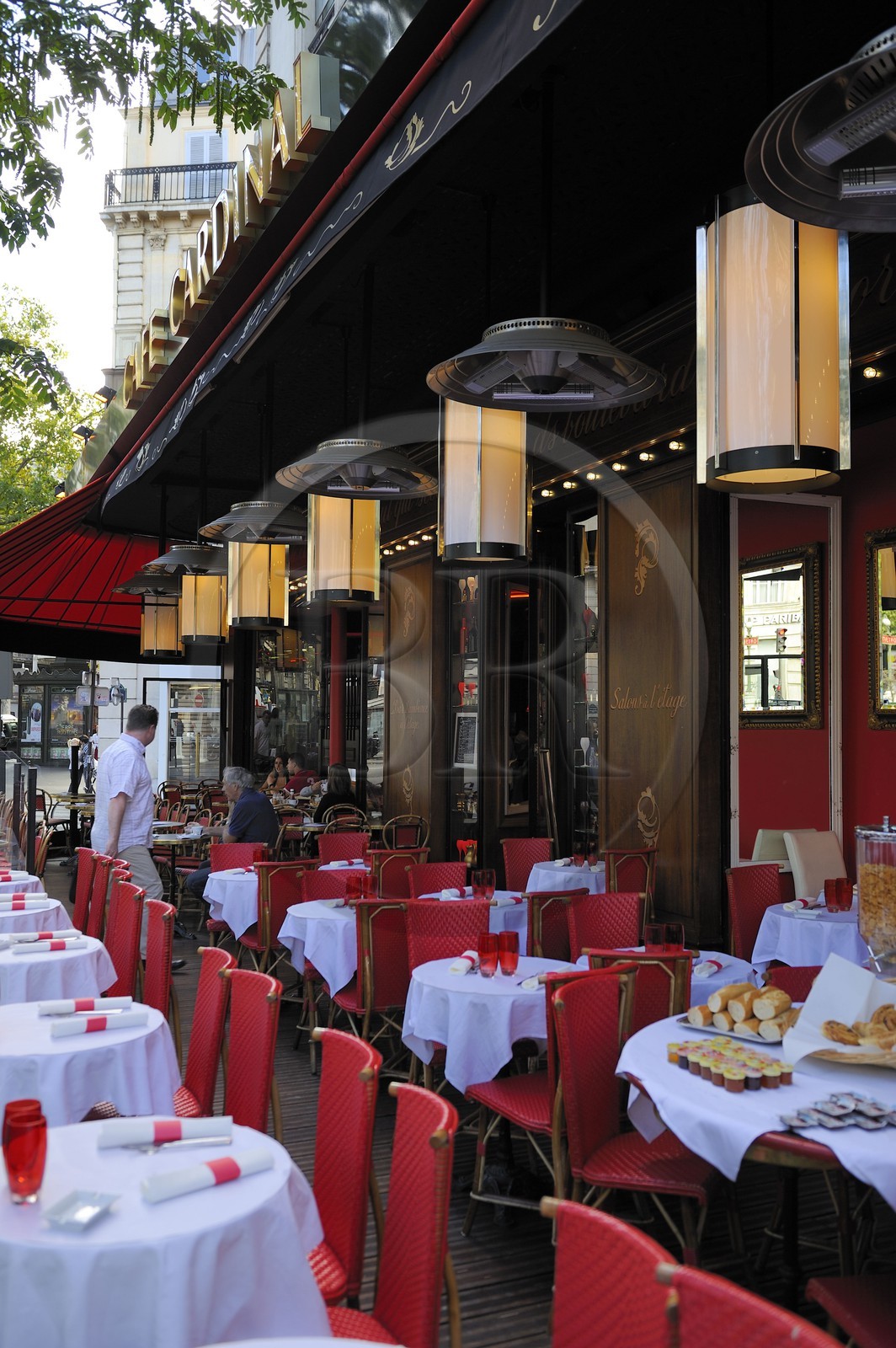 France, Paris (75), terrasse du Café Cardinal au carrefour Richelieu-Drouot