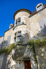 France, Yonne (89), parc naturel régional du Morvan, Vézelay, classé au Patrimoine Mondial de l'UNESCO, labellisé Les Plus Beaux Villages de France, point de départ de l'une des principales voies de pèlerinage de Saint-Jacques-de-Compostelle, tour en encorbellement d'une maison médiévale du XVe siècle rue Saint Pierre