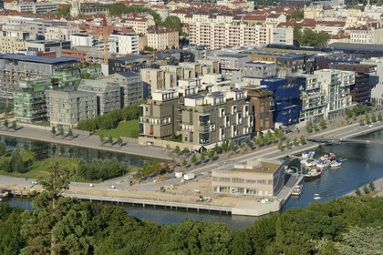 France, Rhône (69), Lyon, nouveau quartier de La Confluence au sud de la Presqu'île, immeubles d'habitation en bordure du bassin nautique relié à la Saône