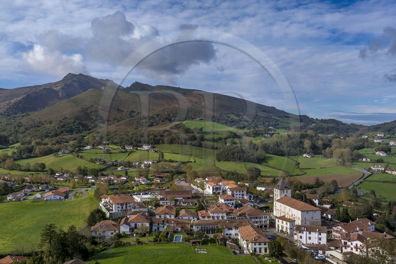 France, Pyrénées-Atlantiques (64), Pays-Basque, Sare, labellisé Les Plus Beaux Villages de France, et la montagne de La Rhune en arrière plan (vue aérienne)
