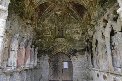 France, Côtes-d'Armor (22), Plouha, chapelle de Kermaria an Iskuit, statues en bois polychrome des douze apotres sous le porche