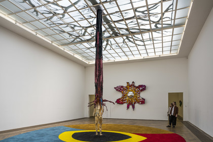 Suisse, Bâle, Kunsthalle Basel, Environmental Hangover, Chapéu Telurico (2022) au centre et vue sur Flor Satélite (2022) en arrière plan, installation de Pedro Wirz