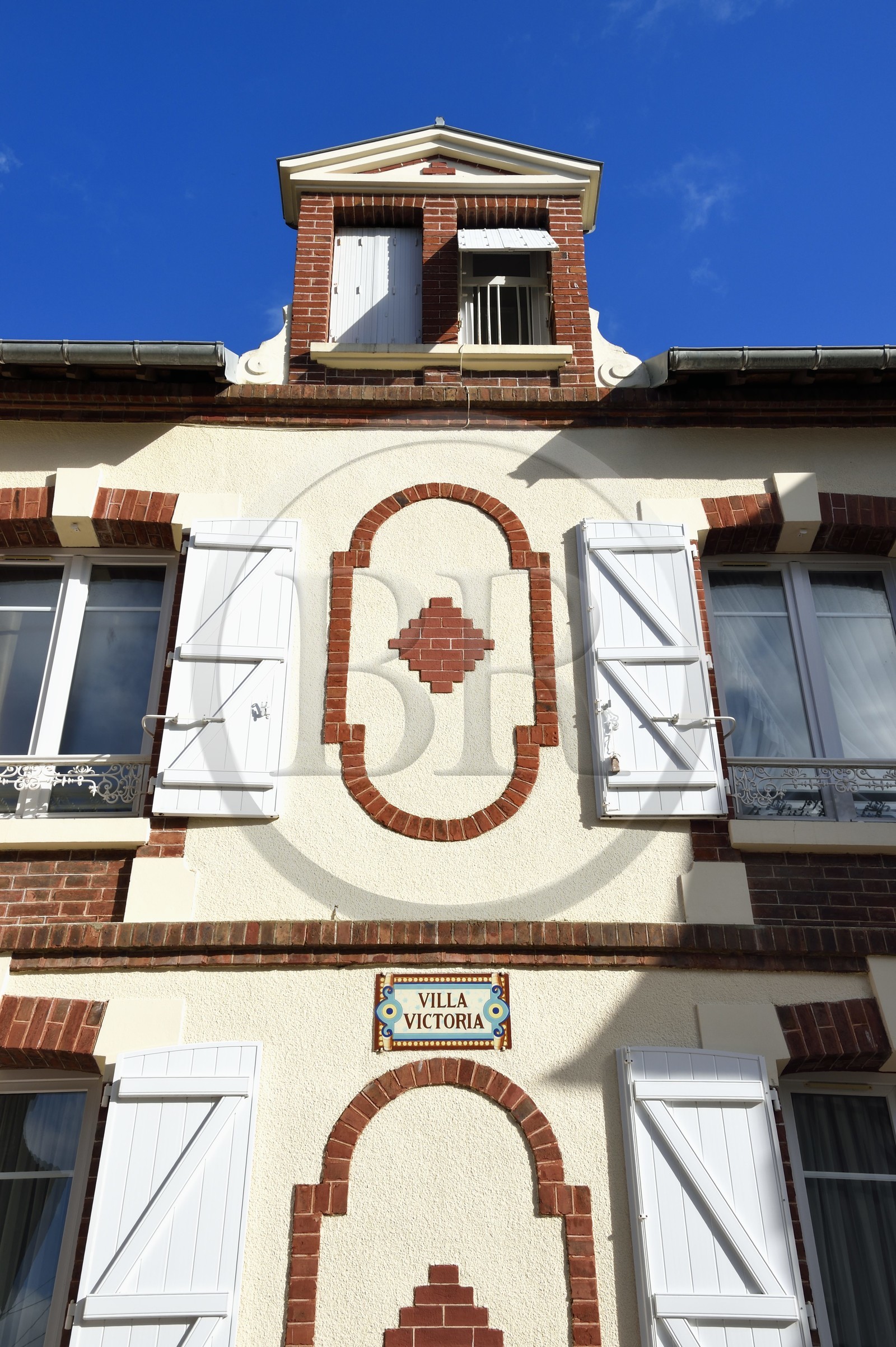 France, Calvados (14), Pays d'Auge, la côte Fleurie, Cabourg, villa à l'architecture balnéaire dans la rue principale avenue de la Mer