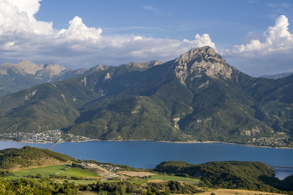 France, Hautes Alpes (05), Saint-Apollinaire, panorama sur le lac de Serre-Ponçon et le sommet du Pic de Morgon (2324 m) en arrière-plan
