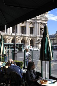France, Paris (75), terrasse du Café de la Paix place de l'Opéra