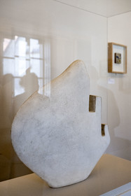 France, Yonne (89), parc naturel régional du Morvan, Vézelay, classé au Patrimoine Mondial de l'UNESCO, labellisé Les Plus Beaux Villages de France, Le musée Zervos - Maison Romain-Rolland, Malgré les Mains (1932) de Alberto Giacometti