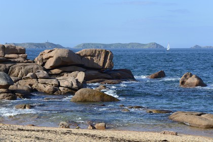 France, Côtes-d'Armor (22), Côte de Granit Rose, Perros-Guirec, Ploumanac'h, Ile Renote, l'archipel et réserve ornithologique de Sept-Iles en arrière plan France, Cotes-d'Armor, Cote de Granit Rose (the Pink Granite coast), Perros Guirec, Ploumanach, Renote island, the Sept-Iles Archipelago and bird sanctuary in the background