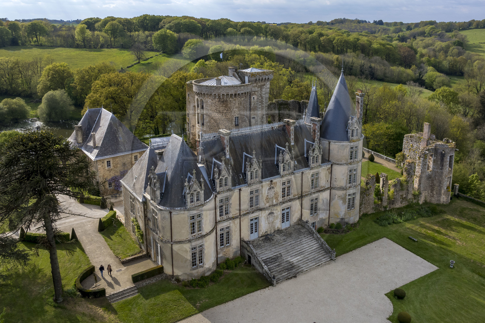 France, Vendée (85), Sèvremont, le chateau de la Flocellière, gite et chambre d'hotes (vue aérienne)