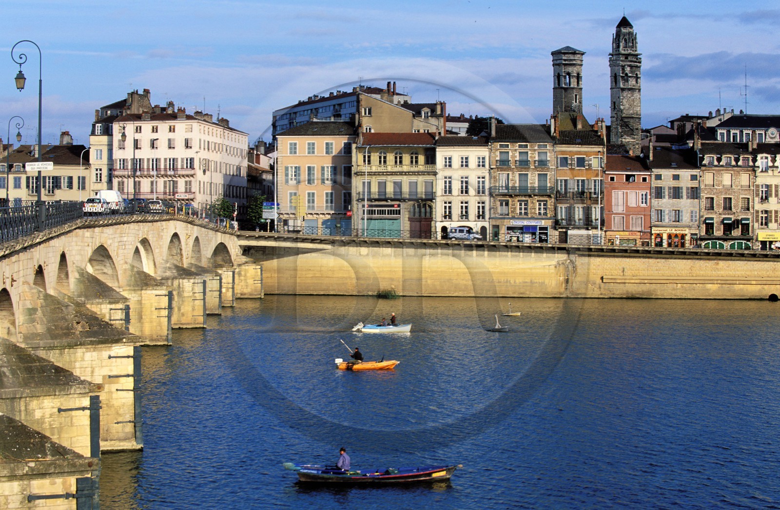 France, Saône-et-Loire (71), Mâcon, le pont Saint-Laurent, la Saône et le quartier du vieux Saint-Vincent