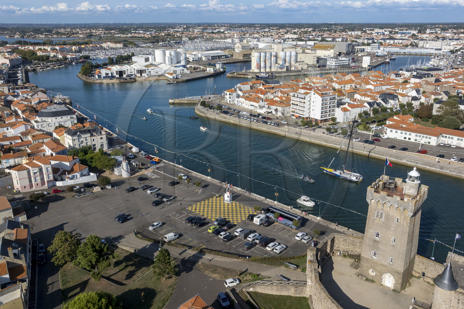 France, Vendée (85), Les-Sables-d'Olonne, bateaux dans le chenal d'accès aux ports et la Tour d'Arundel du XIVème siècle, ancien donjon reconverti en phare et musée de la mer (vue aérienne)
