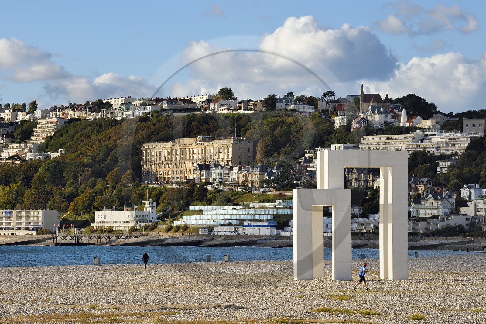 France, Seine-Maritime (76), Sainte-Adresse voisinne du Havre, pendant la Première Guerre mondiale elle fut capitale administrative de la Belgique occupée, le gouvernement belge s'installa d'octobre 1914 à novembre 1918 dans l'Immeuble Dufayel visible à flanc de colline, la sculpture UP 3 des artistes Sabina Lang et Daniel Baumann sur la grande plage de galets du Havre au premier plan