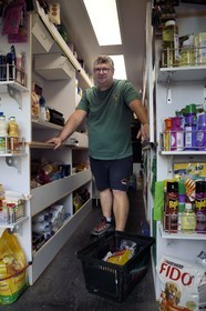 France, Cantal (15), Ferrières-Saint-Mary, camionnette épicerie de Monsieur Dieu qui tient la supérette de proximité Vival, il fait la tournée dans les hameaux et villages